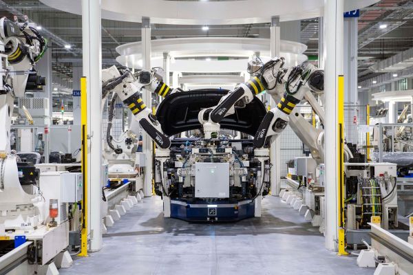 How Does Technology Shape the Future of the UK Automotive Industry?