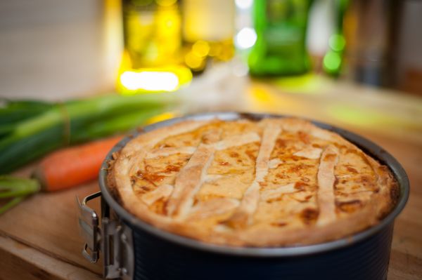What are the steps to prepare a traditional steak and ale pie?